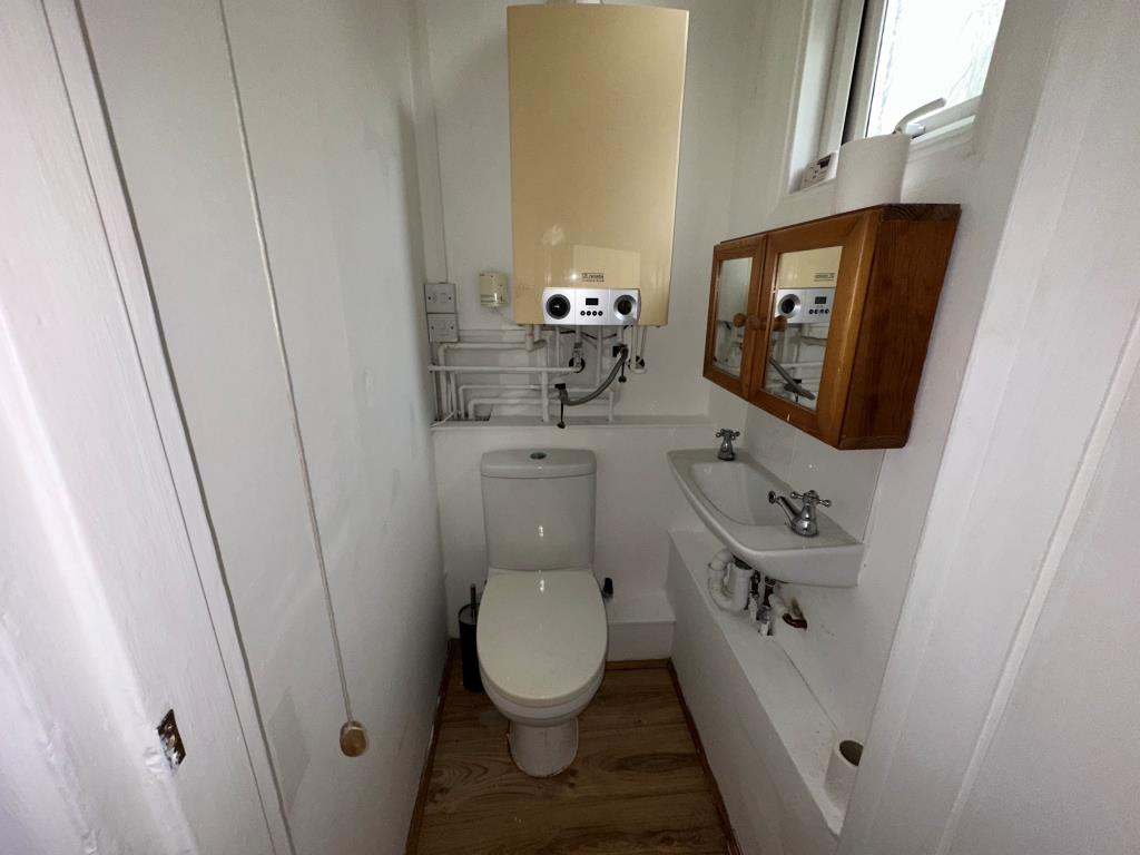 Lot: 73 - ONE-BEDROOM FLAT WITH PRIVATE ENTRANCE - WC